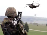Darstellung eines schultergestützten Flugabwehrsystems.